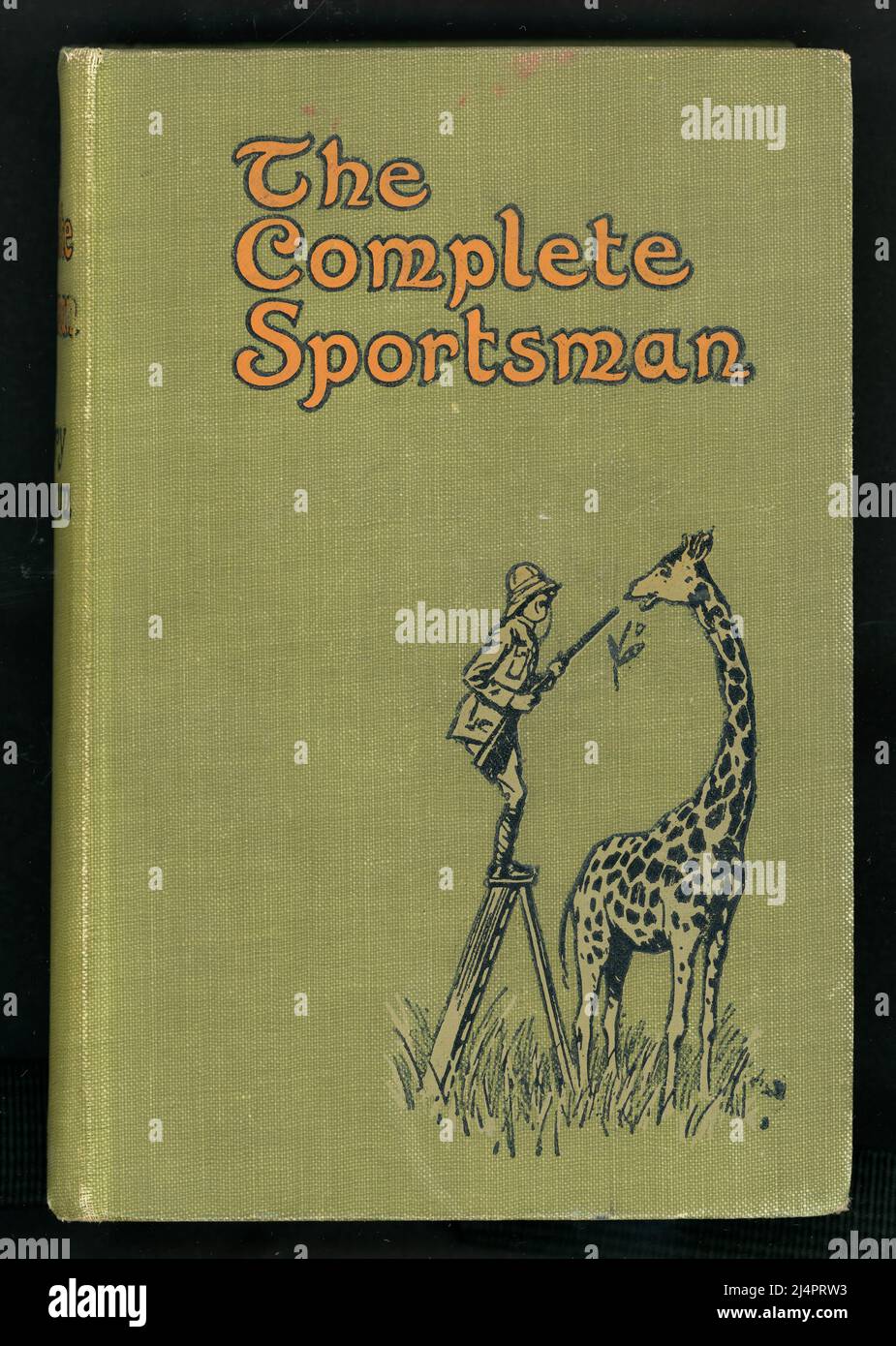 Original Hardback Erstausgabe des Complete Sportsman (zusammengestellt aus den fiktiven Sporterinnerungen von Reginald Drake Biffin) mit einem Cover eines Großwildjägers, der versucht, eine Giraffe zu erschießen. Viele der darin veröffentlichten Artikel erschienen ursprünglich in Punch, Pearson's Magazine, Pall Mall Magazine, The Sphere, The Graphic und The Westminster Gazette. Veröffentlicht von Edward Arnold, London. 1914. Kolonialausgabe von Harry Graham. Illustriert von Lewis Baumer. London, Großbritannien 1914 Stockfoto