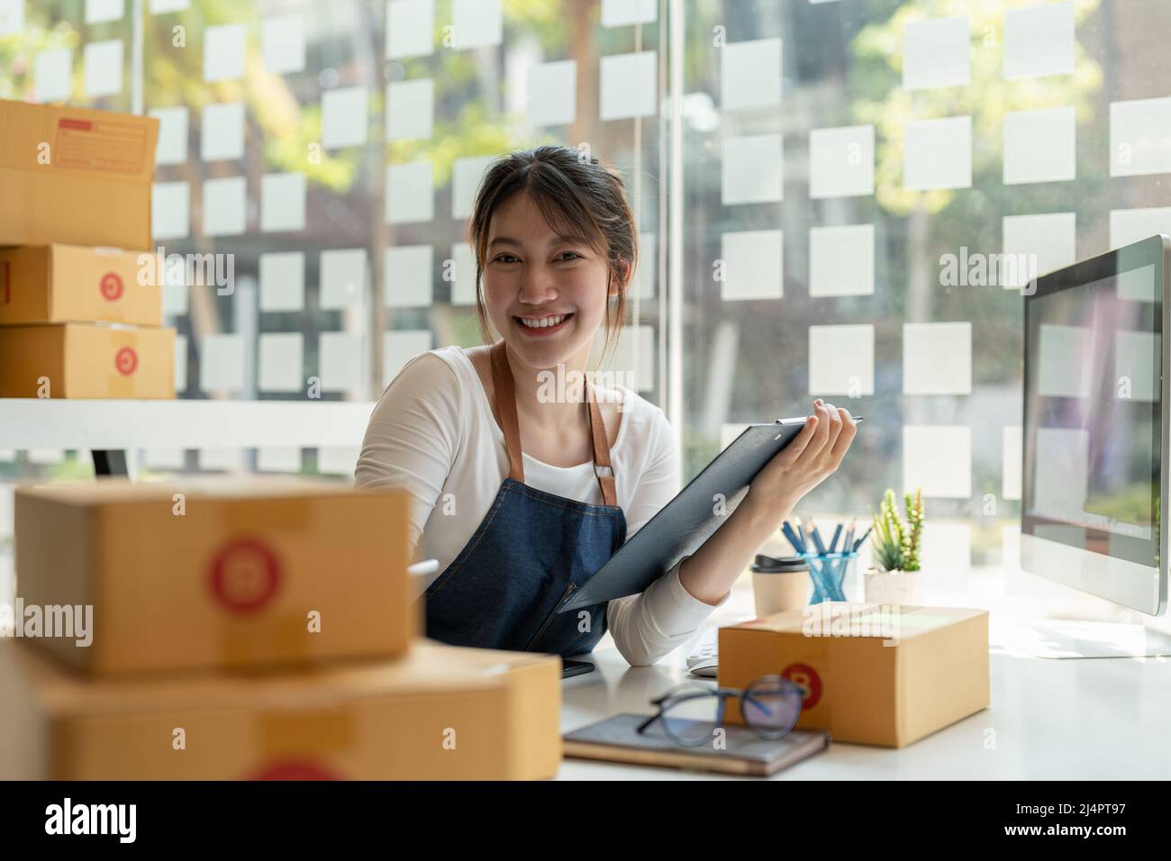 Porträt einer asiatischen jungen Frau KMU, die zu Hause mit einer Box arbeitet der Arbeitsplatz.Start-up Kleinunternehmer, Kleinunternehmer KMU oder Freiberufler Stockfoto