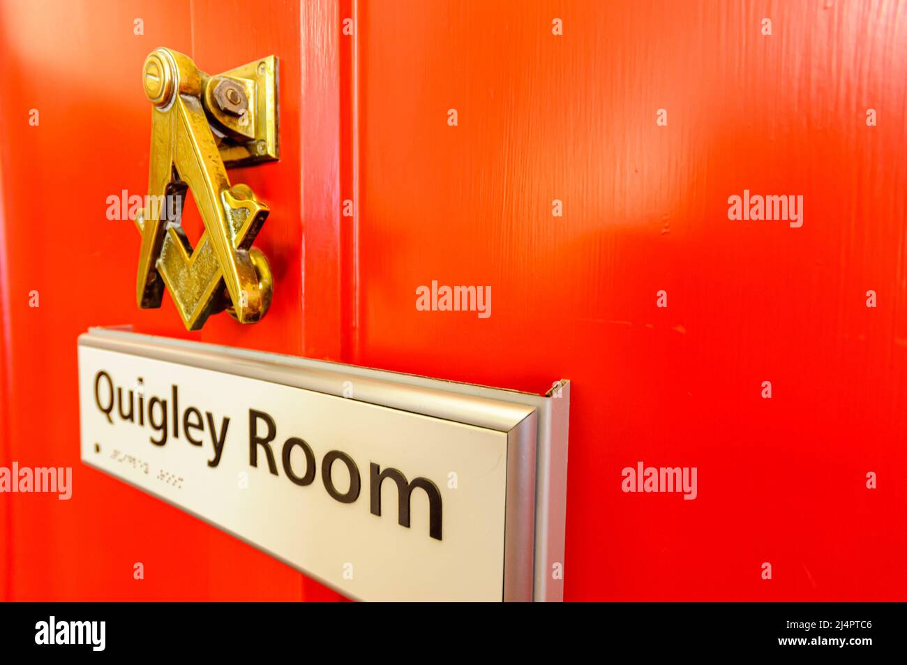 Quigley Room und Türklopfer in einem Gebäude der Freimaurer-Lodge. Stockfoto