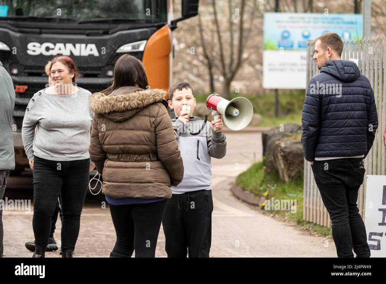 Kinder mit Transparenten, die vor der Mülldeponie für den Steinbruch von Wallys protestieren Silverdale, Staffordshire. Stoppen Sie die Stinkkampagne Stockfoto