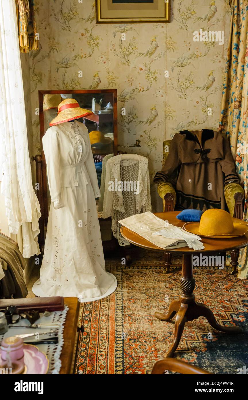 Kleid und Hut auf einem Manneken in eine altmodische Zimmer in einem herrschaftlichen Haus. Stockfoto
