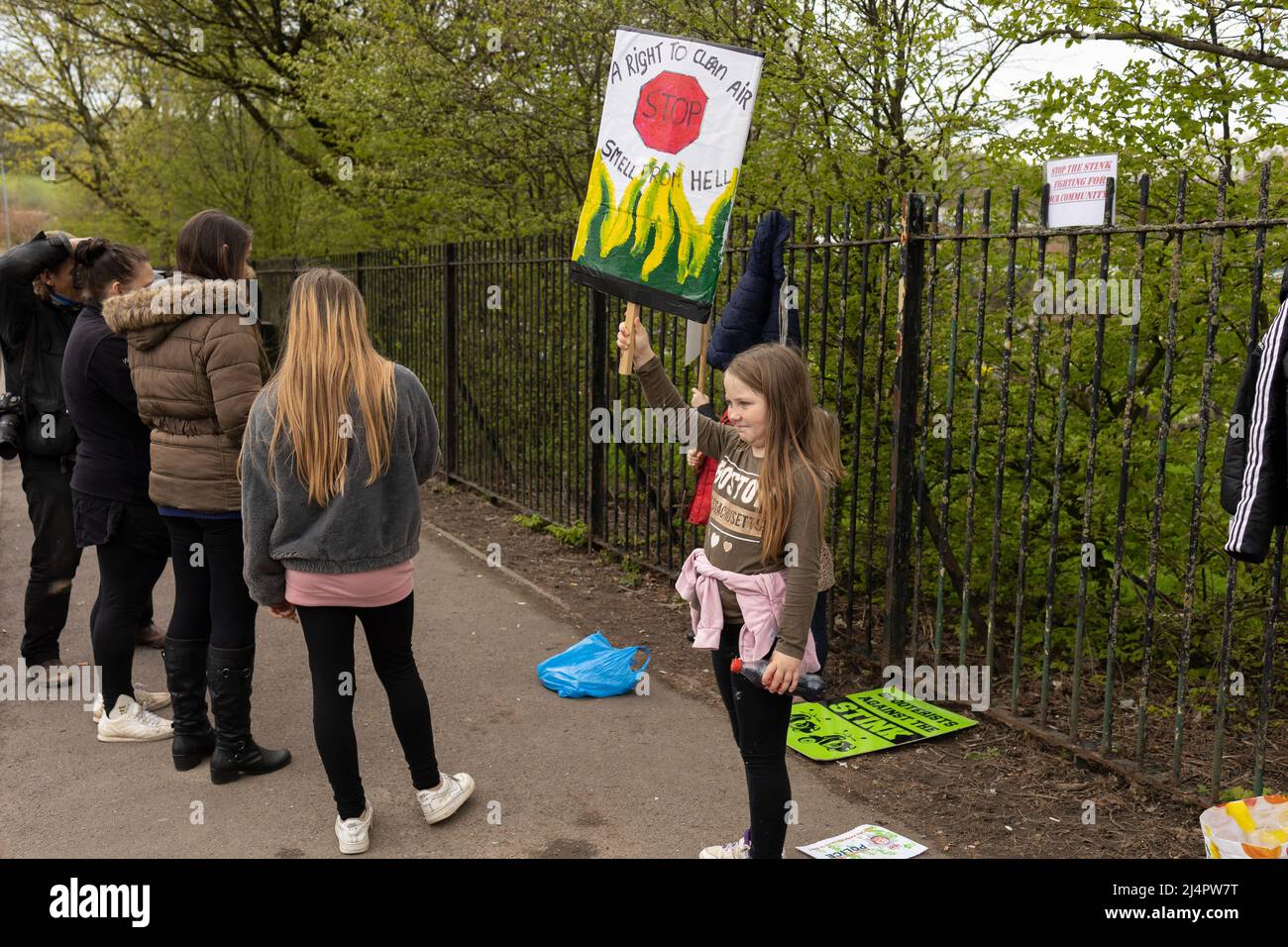Kinder mit Transparenten, die vor der Mülldeponie für den Steinbruch von Wallys protestieren Silverdale, Staffordshire. Stoppen Sie die Stinkkampagne Stockfoto