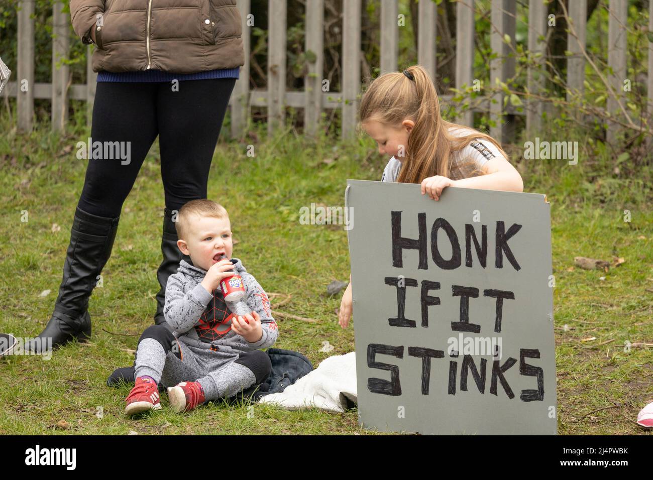 Kinder mit Transparenten, die vor der Mülldeponie für den Steinbruch von Wallys protestieren Silverdale, Staffordshire. Stoppen Sie die Stinkkampagne Stockfoto