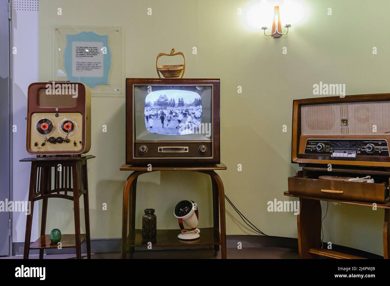 Haspel zu Haspel player, Schwarz/Weiß-Fernseher und ein altes Medium/Long Wave Radio in ein Wohnzimmer aus den 50er Jahren. Stockfoto