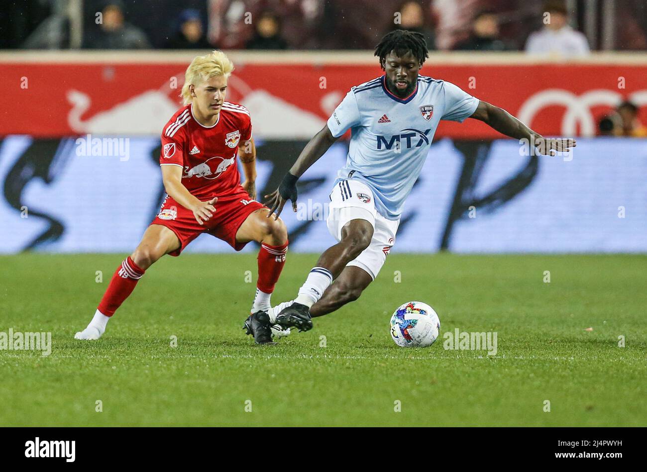 Harrison, NJ, USA. 16. April 2022. FC Dallas Mittelfeldspieler Ema Tmumasi (22) und New York Red Bulls Verteidiger John Tolkin (47) während eines MLS-Spiels zwischen dem FC Dallas und den New York Red Bulls in der Red Bull Arena in Harrison, NJ Mike Langish/Cal Sport Media. Kredit: csm/Alamy Live Nachrichten Stockfoto