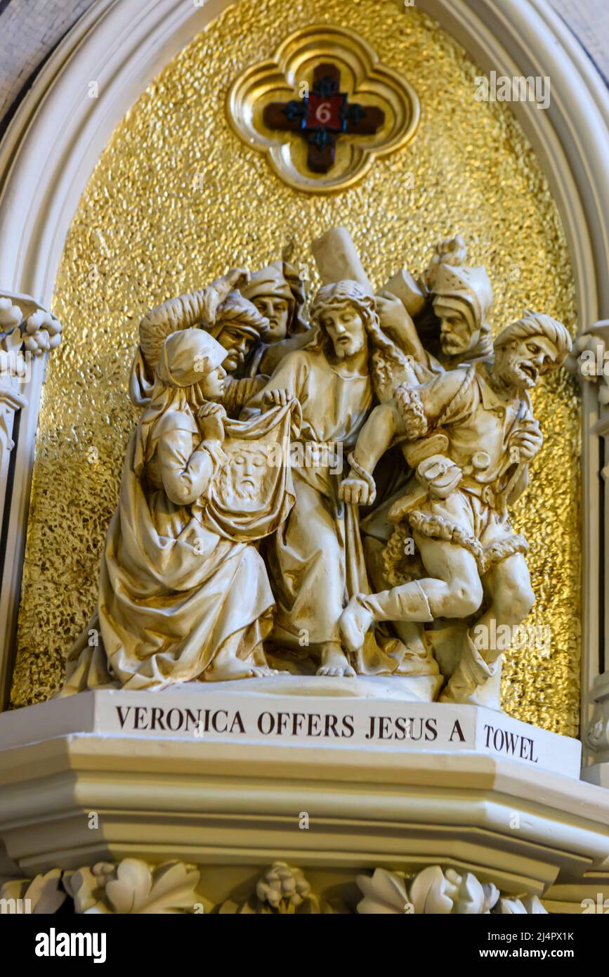 Kunstvoll geschnitzte Darstellungen der Kreuzwegstationen, die Station 6, wo Veronica Jesus ein Handtuch anbietet, Armagh Cathedral, Nordirland. Stockfoto