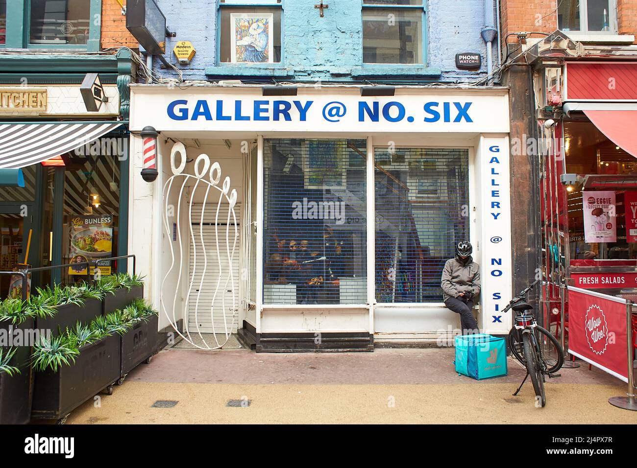 Dublin, Irland - 04.10.2022: Fassade der 'GALLERY   NO. SIX'. Spezialisiert auf moderne, zeitgenössische Skulpturen und Gemälde Stockfoto