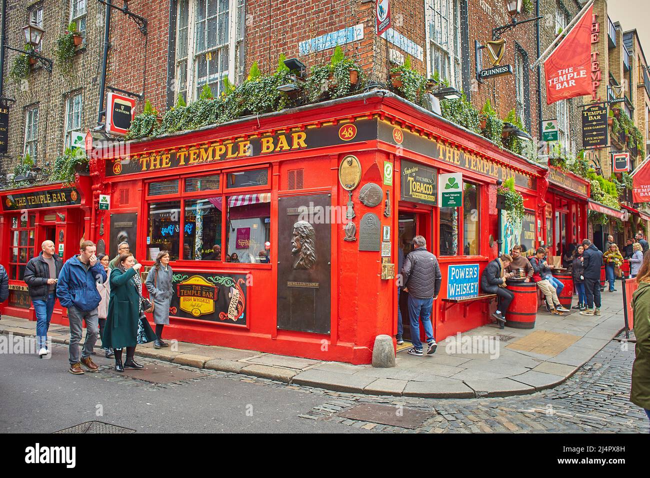 Dublin, Irland - 04.10.2022: Temple Bar ist ein berühmtes Wahrzeichen in Dublins Kulturviertel, das jedes Jahr von tausenden Touristen besucht wird. Menschen in der Nähe Stockfoto