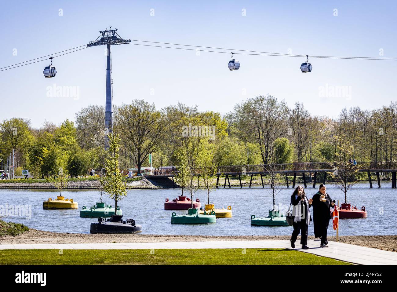 Almere, Niederlande. 17. April 2022. 2022-04-17 11:52:20 ALMERE - Besucher der Floriade Expo. Die Weltgartenausstellung findet alle zehn Jahre an einem anderen Ort statt. ANP JEFFREY GREENWEG netherlands Out - belgium Out Credit: ANP/Alamy Live News Stockfoto