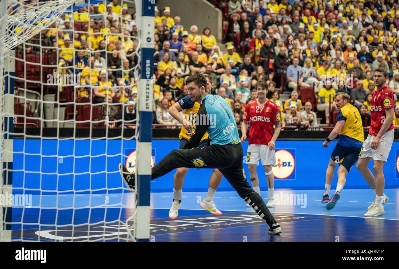 Malmoe, Schweden. 16. April 2022. Niklas Landin (1) aus Dänemark beim Handballspiel zwischen Schweden und Dänemark in der Malmö Arena in Malmoe. (Foto: Gonzales Photo/Alamy Live News Stockfoto