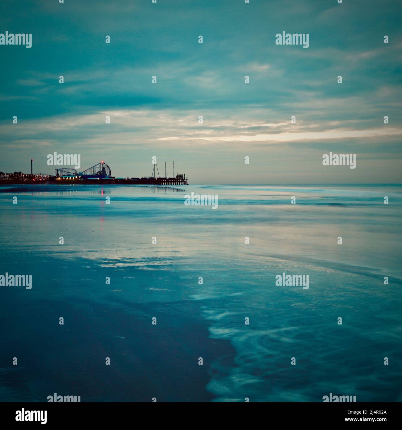 Blackpool Beach South Pier und The Big One bei Einbruch der Dunkelheit Stockfoto