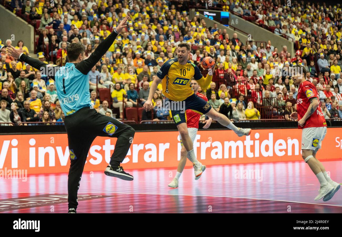 Malmoe, Schweden. 16. April 2022. Der Schwede Niclas Ekberg (10) und der Däne Niklas Landin (1) wurden während des Handballspieles zwischen Schweden und Dänemark in der Malmö Arena in Malmoe gesehen. (Foto: Gonzales Photo/Alamy Live News Stockfoto