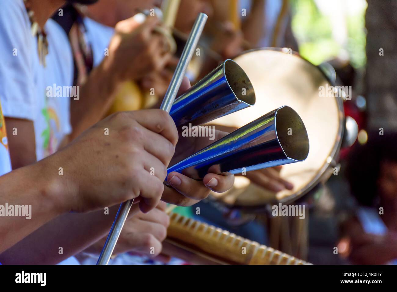 Schlagzeuginstrument aus Metall, das in brasilianischer Samba-Musik verwendet wird Stockfoto
