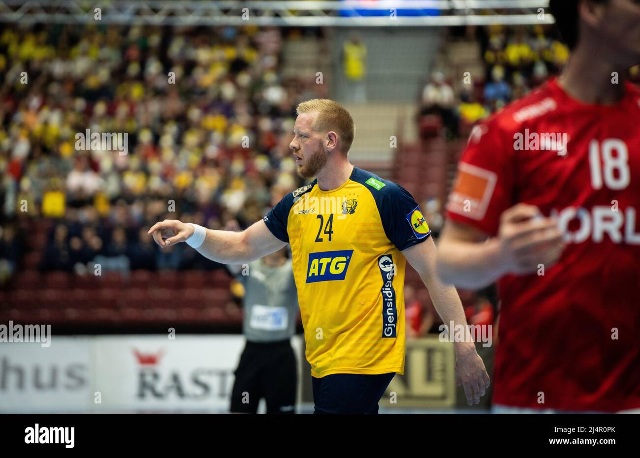 Malmoe, Schweden. 16. April 2022. Jim Gottfridsson (24) aus Schweden beim Handballspiel zwischen Schweden und Dänemark in der Malmö Arena in Malmoe. (Foto: Gonzales Photo/Alamy Live News Stockfoto