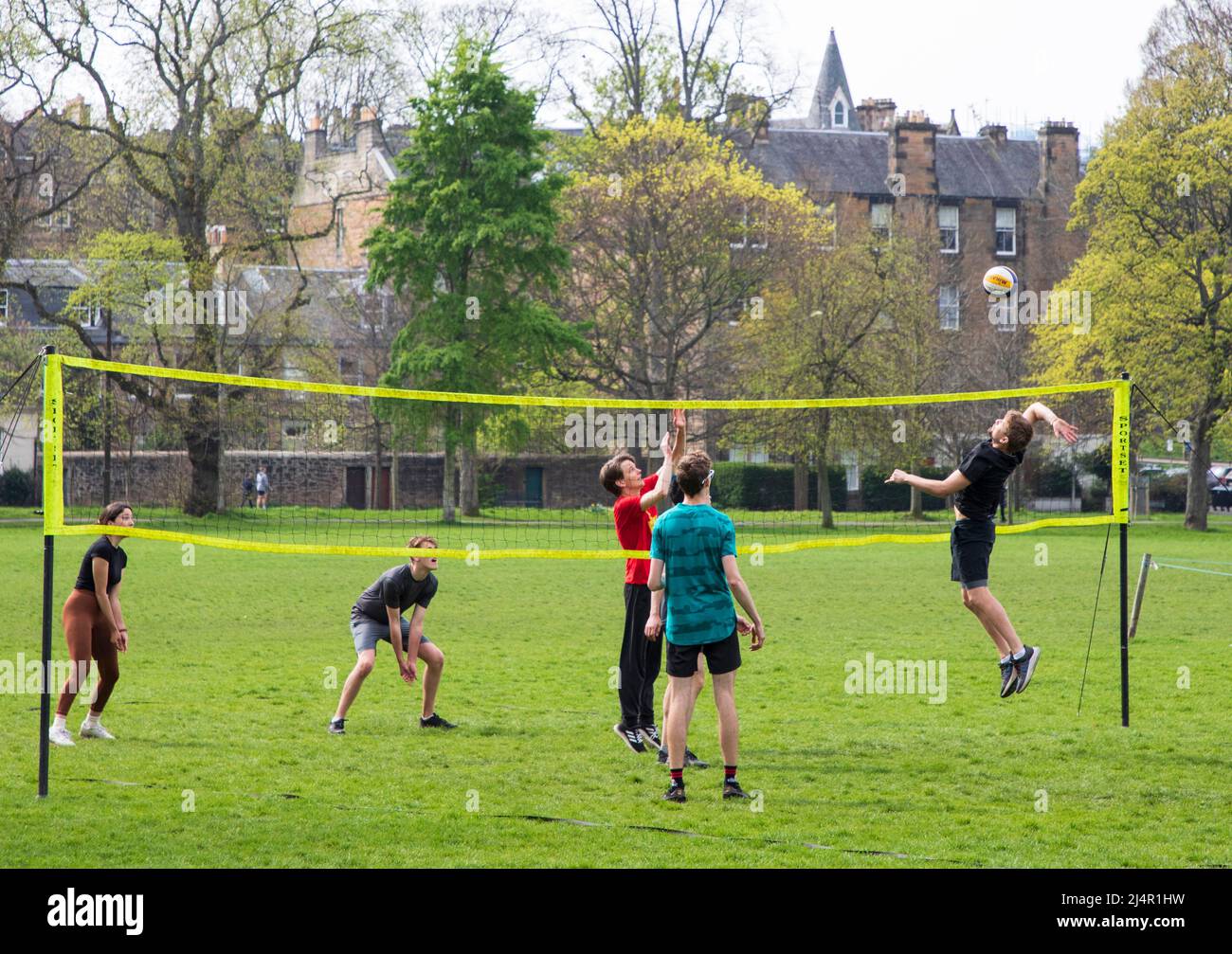 Edinburgh, Stadtzentrum, Schottland, Großbritannien. 17.. April 2022. Trüber Nachmittagssonne für den Ostersonntag mit einer Temperatur von 15 Grad nach einem bewölkten Morgen. Es ist voll mit Touristen und Leuten, die sich austragen. Im Bild: Die Schüler spielen energetisches Volleyball in den Meadows. Kredit: Scottishrecreative/alamy Live Nachrichten. Stockfoto