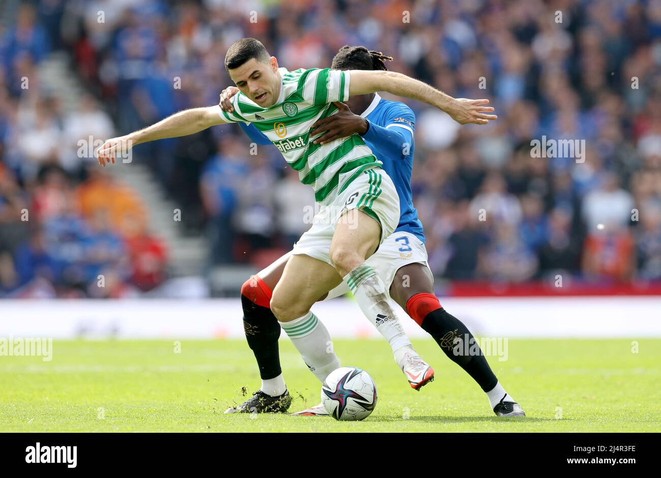 Tom Rogic von Celtic kämpft mit den Rangers Calvin Bassey während des Halbfinalmatches des Scottish Cup in Hampden Park, Glasgow. Bilddatum: Sonntag, 17. April 2022. Stockfoto