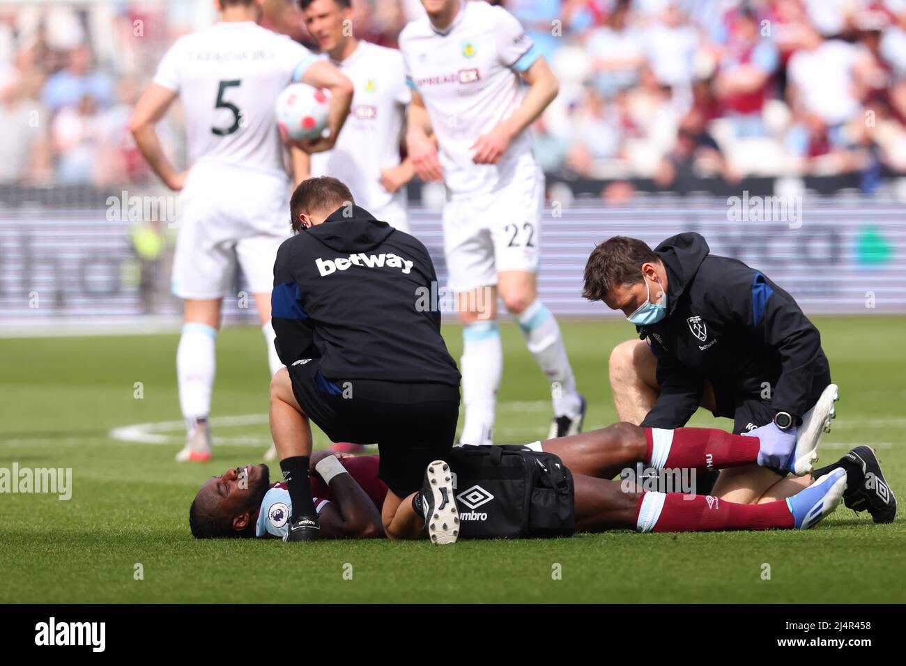 London Stadium, London, Großbritannien. 17. April 2022. Premier League Football West Ham gegen Burnley; Michail Antonio von West Ham United geht verletzt zurück Credit: Action Plus Sports/Alamy Live News Stockfoto