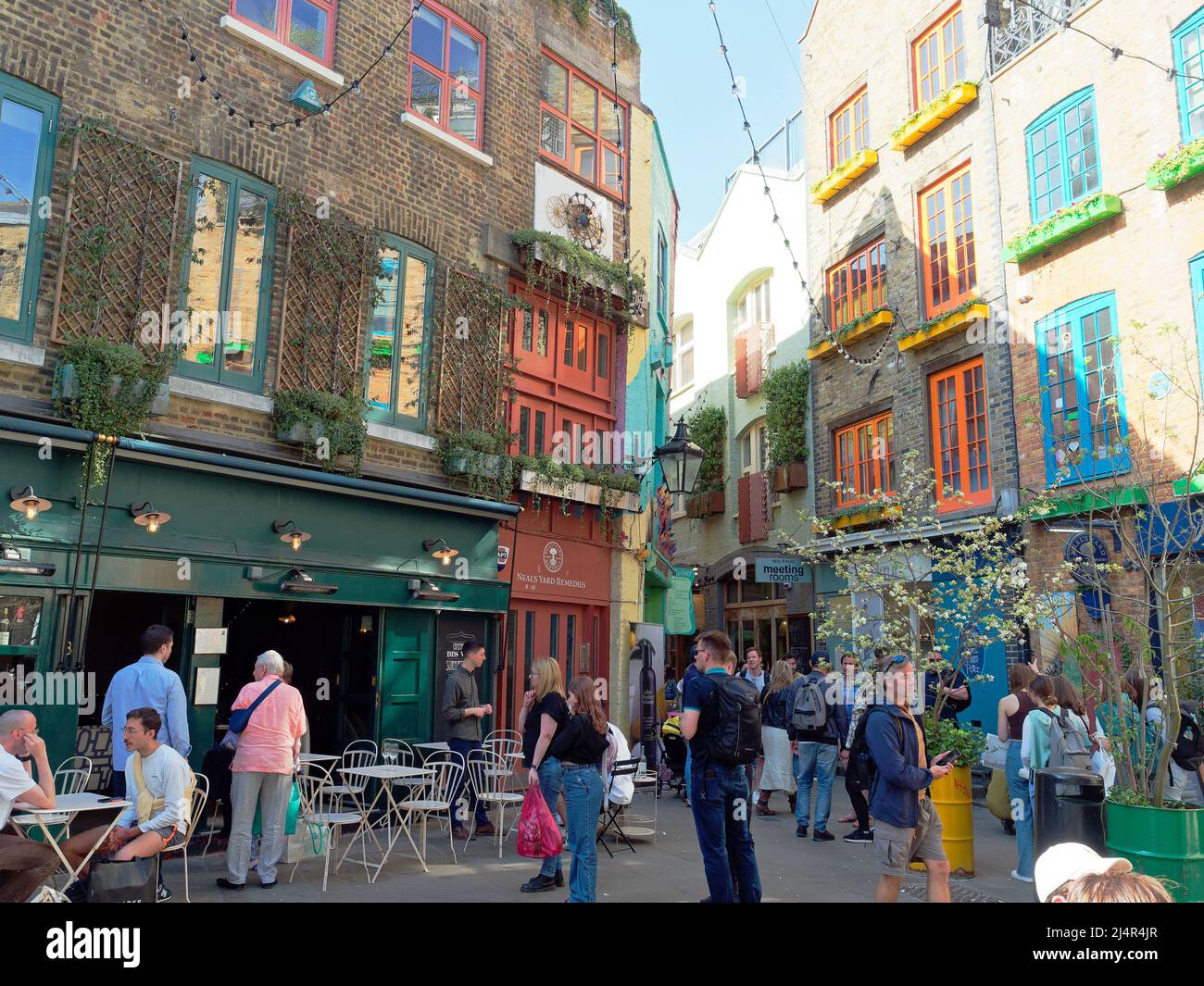 Blick auf Neal's Yard, einen farbenfrohen, versteckten Innenhof mit unabhängigen Restaurants, Bars und Geschäften im Covent Garden London Stockfoto