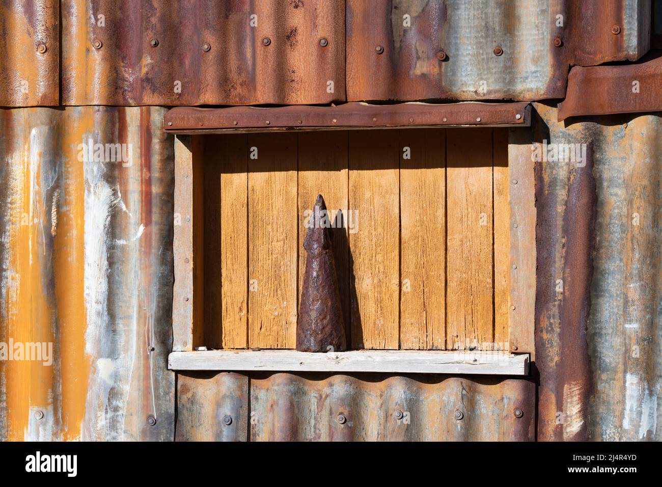 South Georgia, King Edward Cove, Grytviken. Historische Walfangstation. Altes Walfang-Metall-Fabrikgebäude, Wanddetails mit Walfang Harpoon Point. Stockfoto