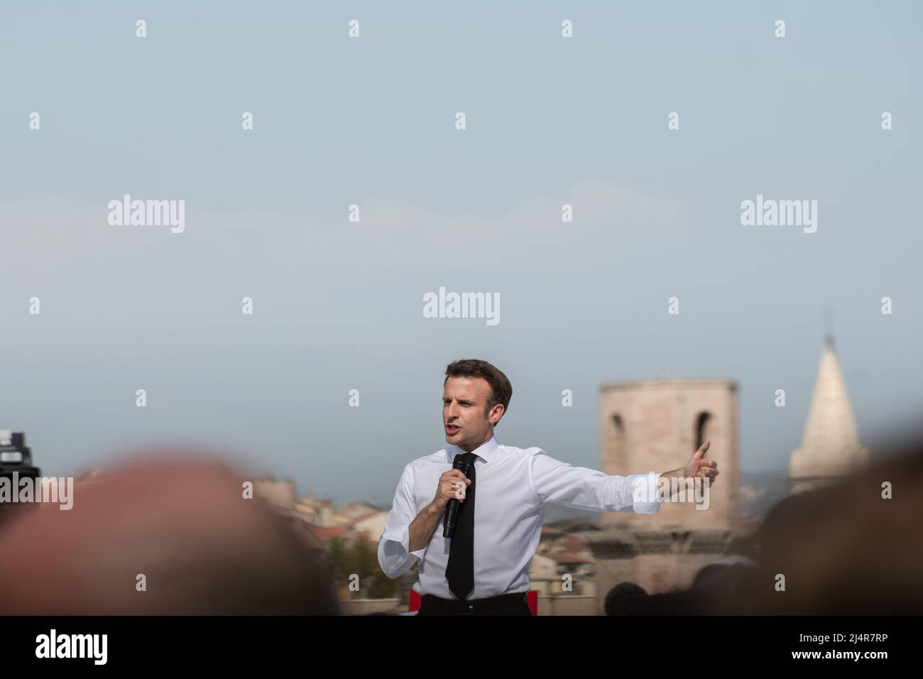 Emmanuel Macron wird vor blauem Himmel auf der Bühne gesehen Emmanuel Macron ist in Marseille zu einem Treffen der zweiten Runde der Präsidentschaftswahlen, das ihn am 24. April 2022 gegenüber Marine Le Pen entgegenstellt. Er muss die Stimme der Wähler anziehen, die sich für Jean-Luc Mélenchon entschieden haben (radikale ökologische Sensibilität der Linken). Er kündigte starke Auswirkungen seiner künftigen Politik im Hinblick auf den Umweltschutz und die Bedeutung der Jugend für die Entscheidungen an, die getroffen werden, wenn er erneut gewählt wird. Er rief auch dazu auf, seinen Gegner von der extremen Rechten auf dem üblichen T zu schlagen Stockfoto