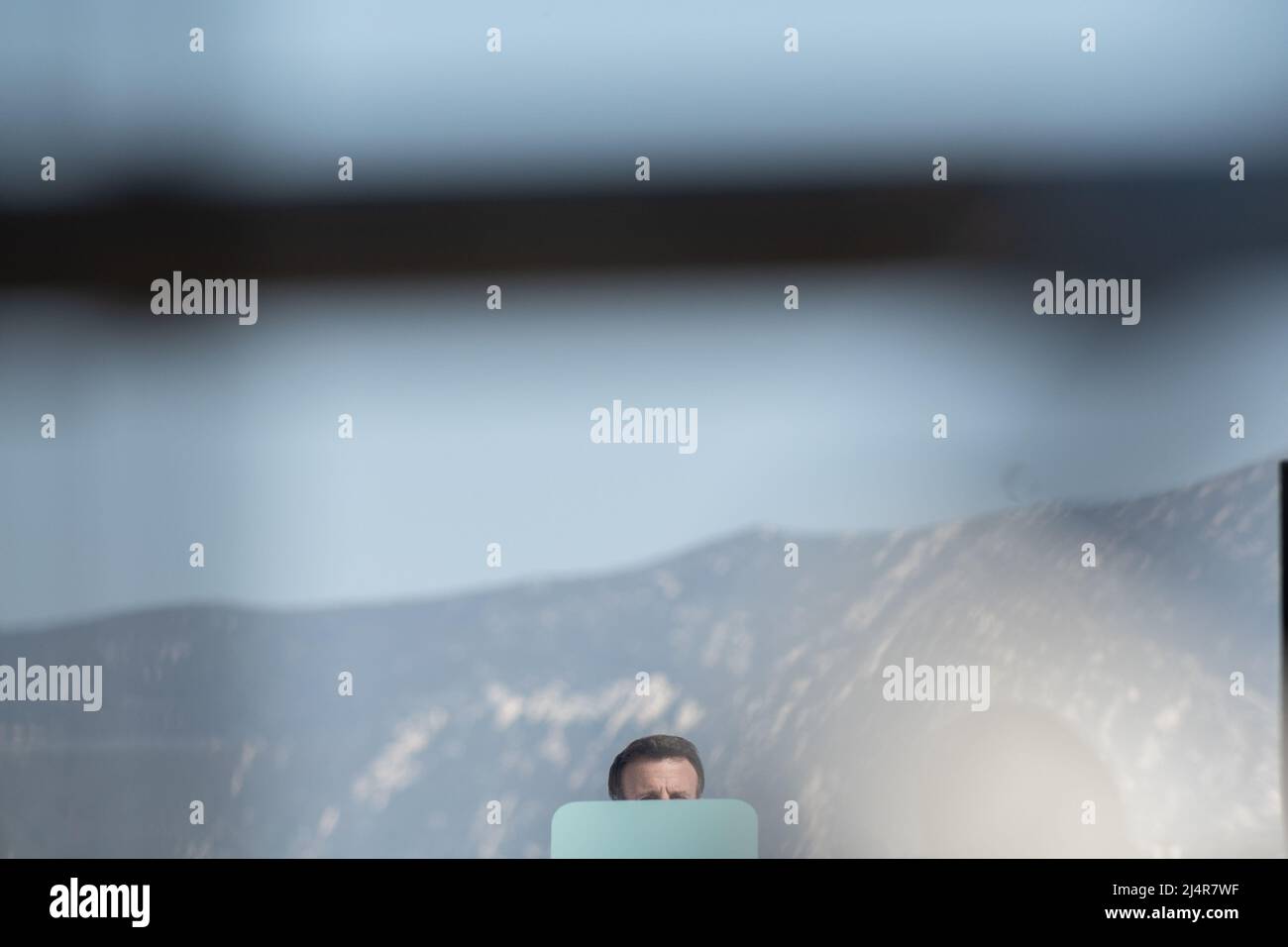 Emmanuel Macron wird auf der Bühne zu sehen, wie er seine Rede hält, mit seinem Gesicht, das von seinem Teleprompter verborgen wird Emmanuel Macron ist in Marseille für ein Treffen der zweiten Runde der Präsidentschaftswahlen, das ihn am 24. April 2022 Marine Le Pen entgegenstellt. Er muss die Stimme der Wähler anziehen, die sich für Jean-Luc Mélenchon entschieden haben (radikale ökologische Sensibilität der Linken). Er kündigte starke Auswirkungen seiner künftigen Politik im Hinblick auf den Umweltschutz und die Bedeutung der Jugend für die Entscheidungen an, die getroffen werden, wenn er erneut gewählt wird. Er rief auch dazu auf, seinen Gegner von der extremen Rechten zu schlagen Stockfoto