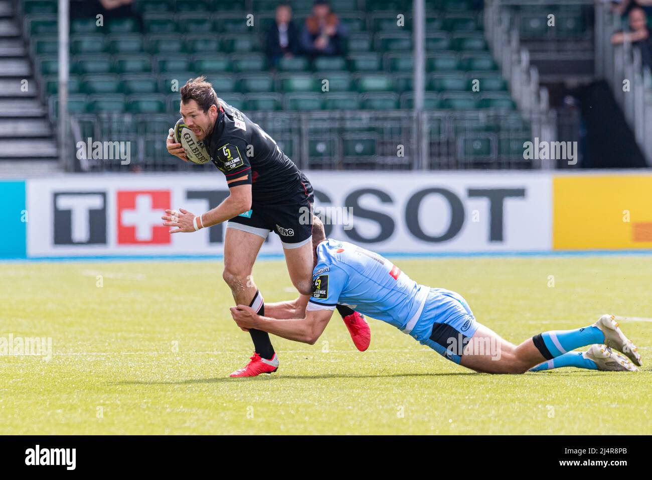 LONDON, GROSSBRITANNIEN. 17., 2022. April. Alex Goode von Saracens wird während DES EPCR Challenge Cup Match zwischen Saracens und Cardiff Blues am Sonntag, den 17. April 2022, im StoneX Stadium angegangen. LONDON, ENGLAND. Kredit: Taka G Wu/Alamy Live Nachrichten Stockfoto