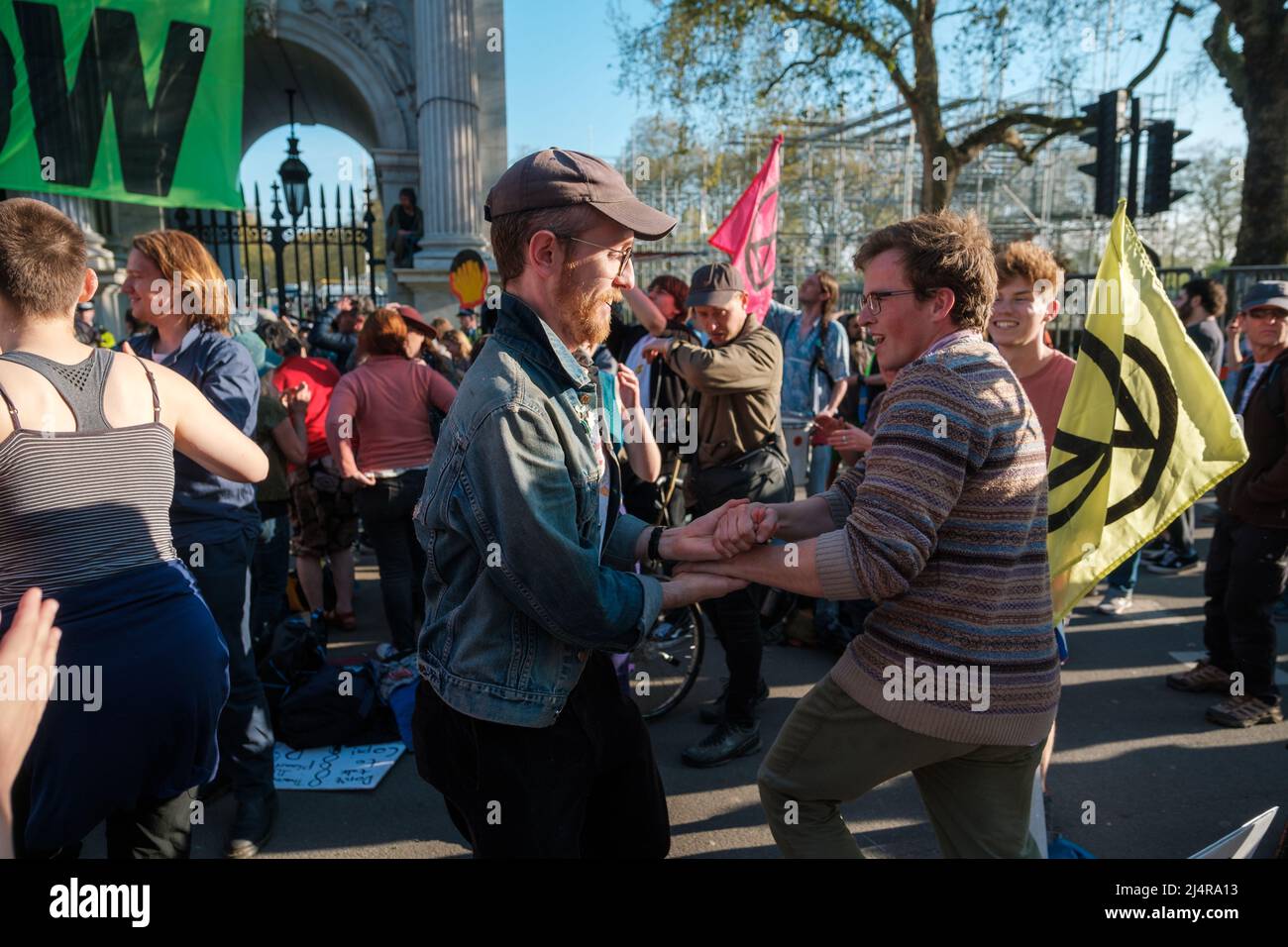 Extinction Rebellion blockierte Marble Arch Junction und der produktive Klimaaktivist, Swampy, hängt ein Banner mit dem Titel „End Fossil Fuels Now“ auf den Säulen von Marble Ar Stockfoto