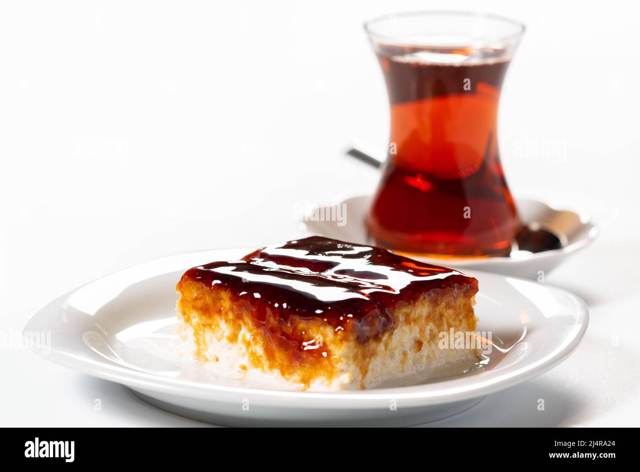 Kirschbaum-Dessert auf weißem Hintergrund. Dessertkonzept mit türkischem Tee. Stockfoto