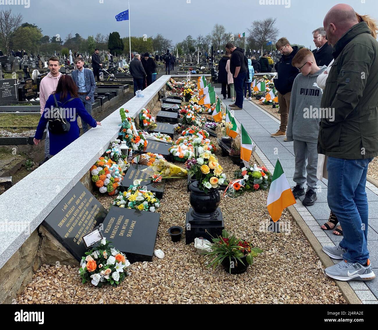 BESTE VERFÜGBARE QUALITÄT Menschen schauen sich Gedenkstätten während der Gedenkfeier der National Graves Association anlässlich des Jahrestages des Osteraufstands 1916 im Milltown Cemetery, Belfast, an. Bilddatum: Sonntag, 17. April 2022. Stockfoto