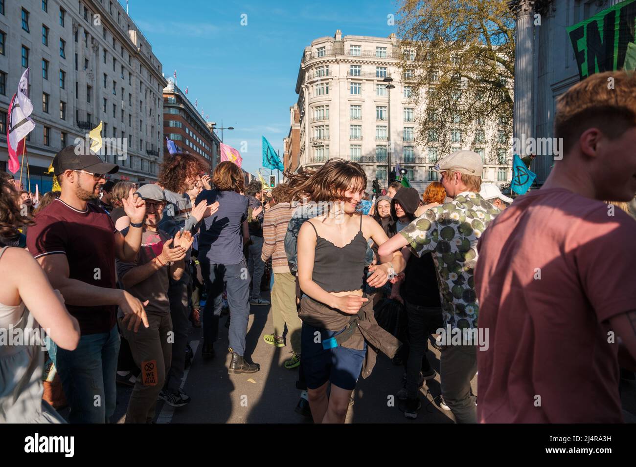 Extinction Rebellion blockierte Marble Arch Junction und der produktive Klimaaktivist, Swampy, hängt ein Banner mit dem Titel „End Fossil Fuels Now“ auf den Säulen von Marble Ar Stockfoto