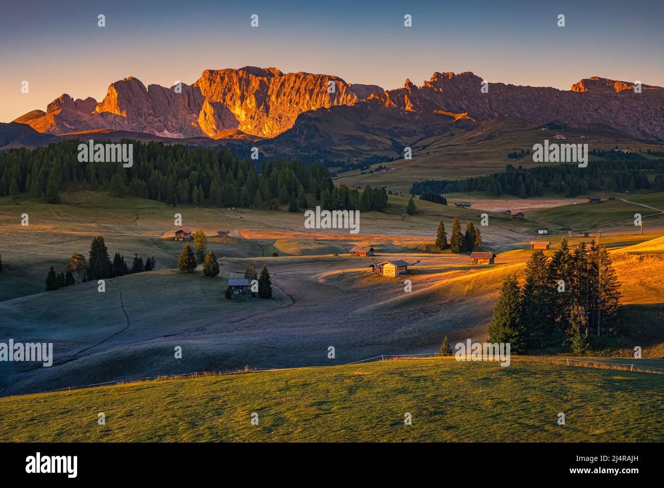 Die Seiser Alm (Duits; Seiser Alm) liegt auf dem Dolomitenplateau und ist eine der größten alpenweide auf der großen hoogte van Europa. In Italiaanse provincie zu Stockfoto