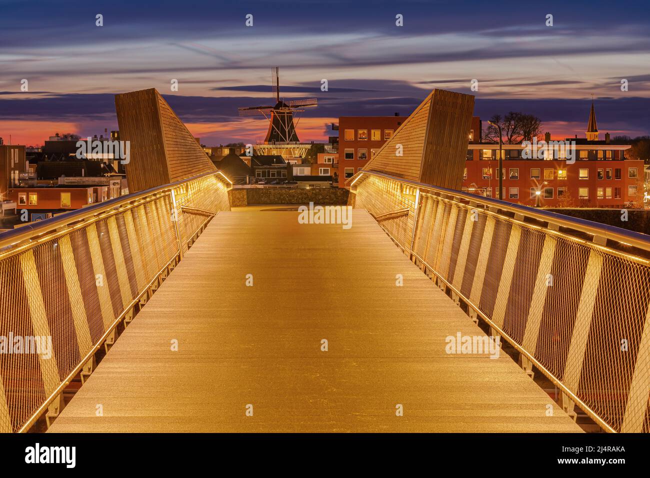 „Diecloper“. Das ist der Name der neuen Brücke zwischen dem Stadtzentrum und dem Boulevard in Delfzijl, in der Provinz Groningen, Niederlande. Stockfoto