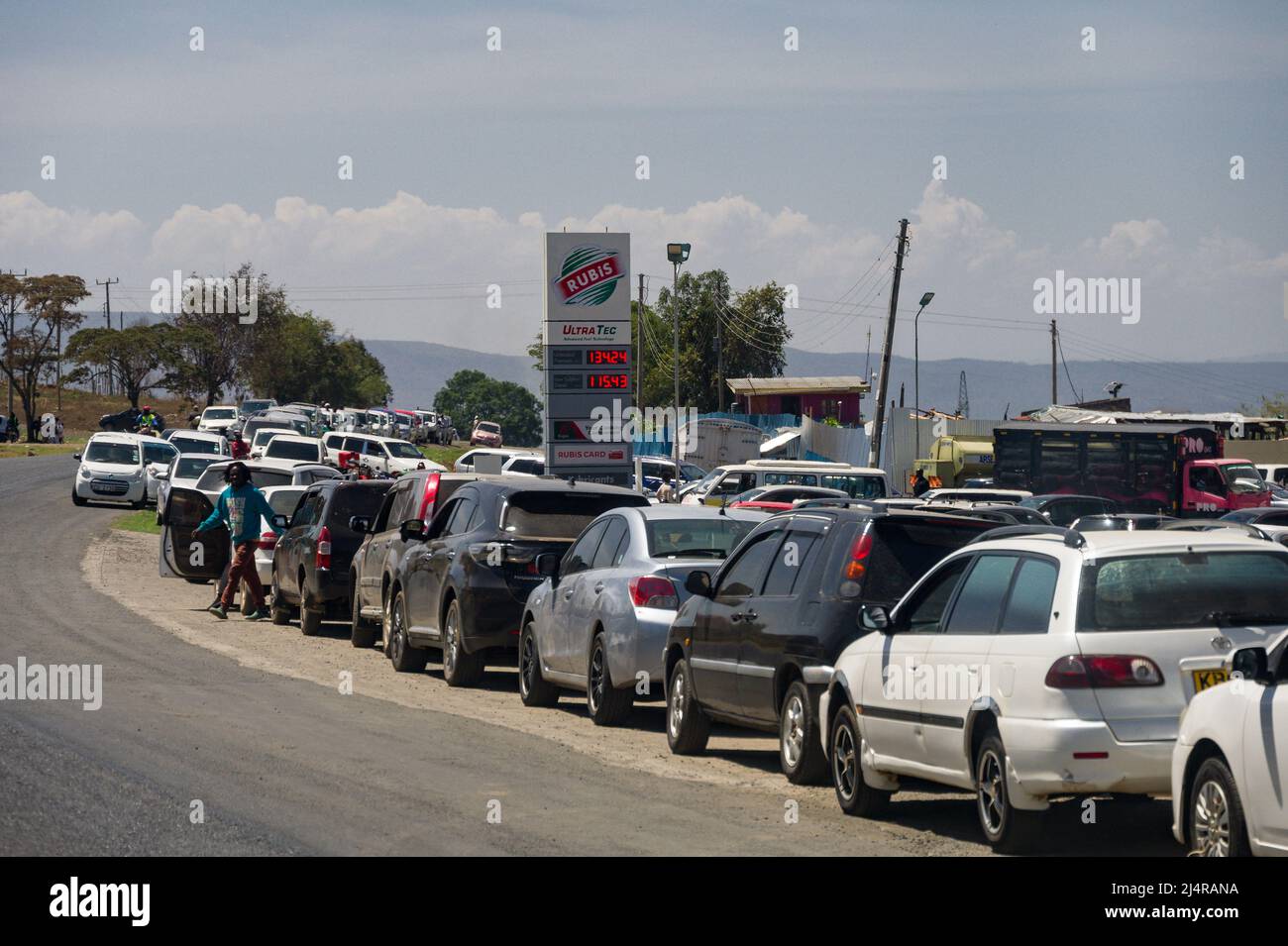 Fuhrlinien mit Autofahrern, die Schlange stehen, um eine RUBIS-Tankstelle zu betreten, weil in Kenia, Ostafrika, Treibstoffmangel herrscht Stockfoto