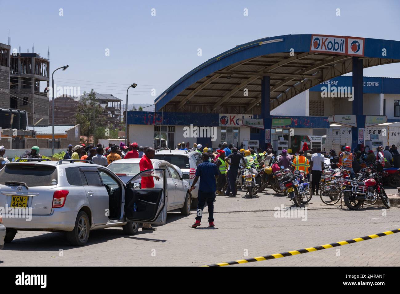 Linien von Fahrzeugen mit Autofahrern, die Schlange stehen, um eine KOBIL-Tankstelle zu betreten, da in Kenia, Ostafrika, Kraftstoffmangel herrscht Stockfoto