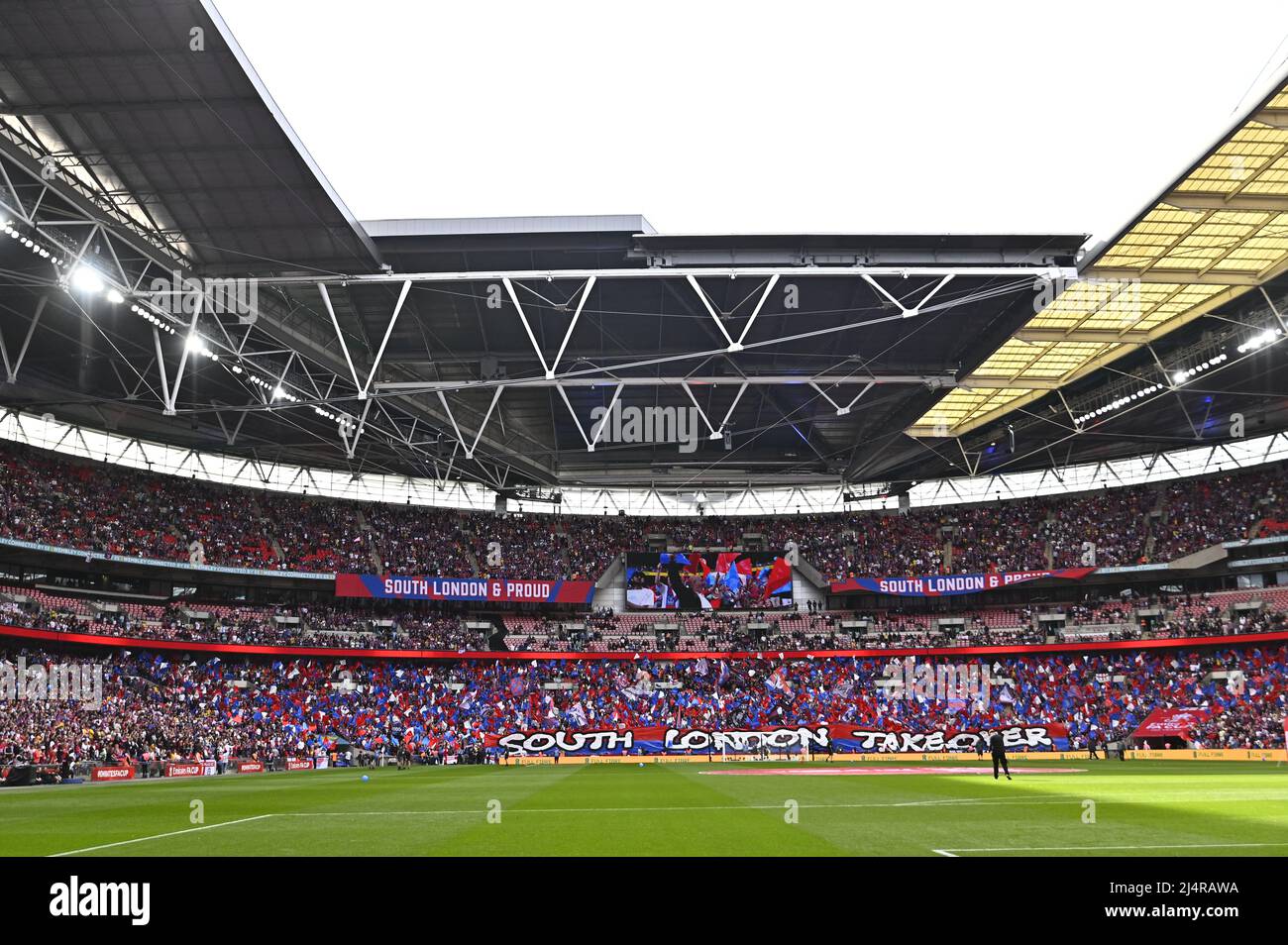 Die Crystal Palace-Fans legen während des Halbfinalmatches des FA Cup zwischen Chelsea und Crystal Palace im Wembley Stadium am 17. 2022. April in London, England, ein großes Banner mit der Aufschrift „Übernahme durch London in den Süden“ auf. (Foto von Garry Bowden/phcimages.com) Stockfoto