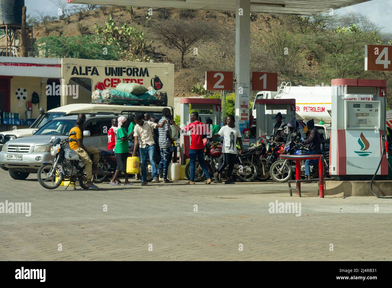 Autofahrer, deren Kanister an einer Tankstelle aufgrund von Kraftstoffmangel in Kenia, Ostafrika, rationiert wurden Stockfoto