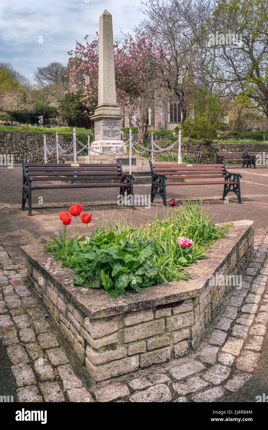 Das Appledore war Memorial an einem milden Aprilnachmittag. Das denkmalgeschützte Kriegsdenkmal der Klasse II ist ein einfacher Obelisk auf einem quadratischen Sockel, der mit den Namen beschriftet ist Stockfoto