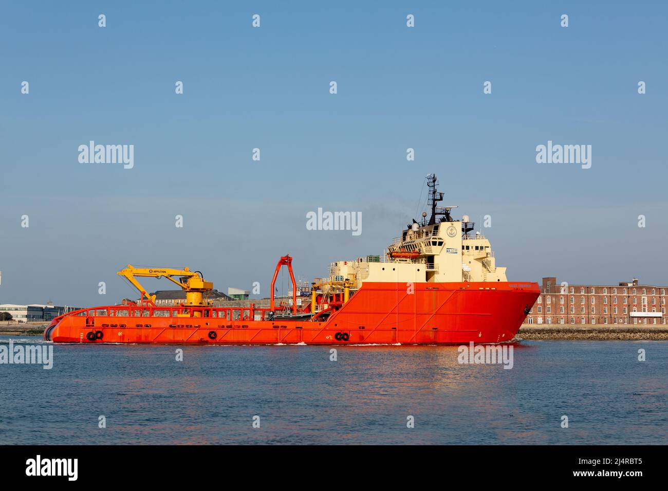 Amerikanischer Ozean geht Schlepper und unterstützt Schiff Gary Chouest bei der Ankunft in Portsmouth Stockfoto