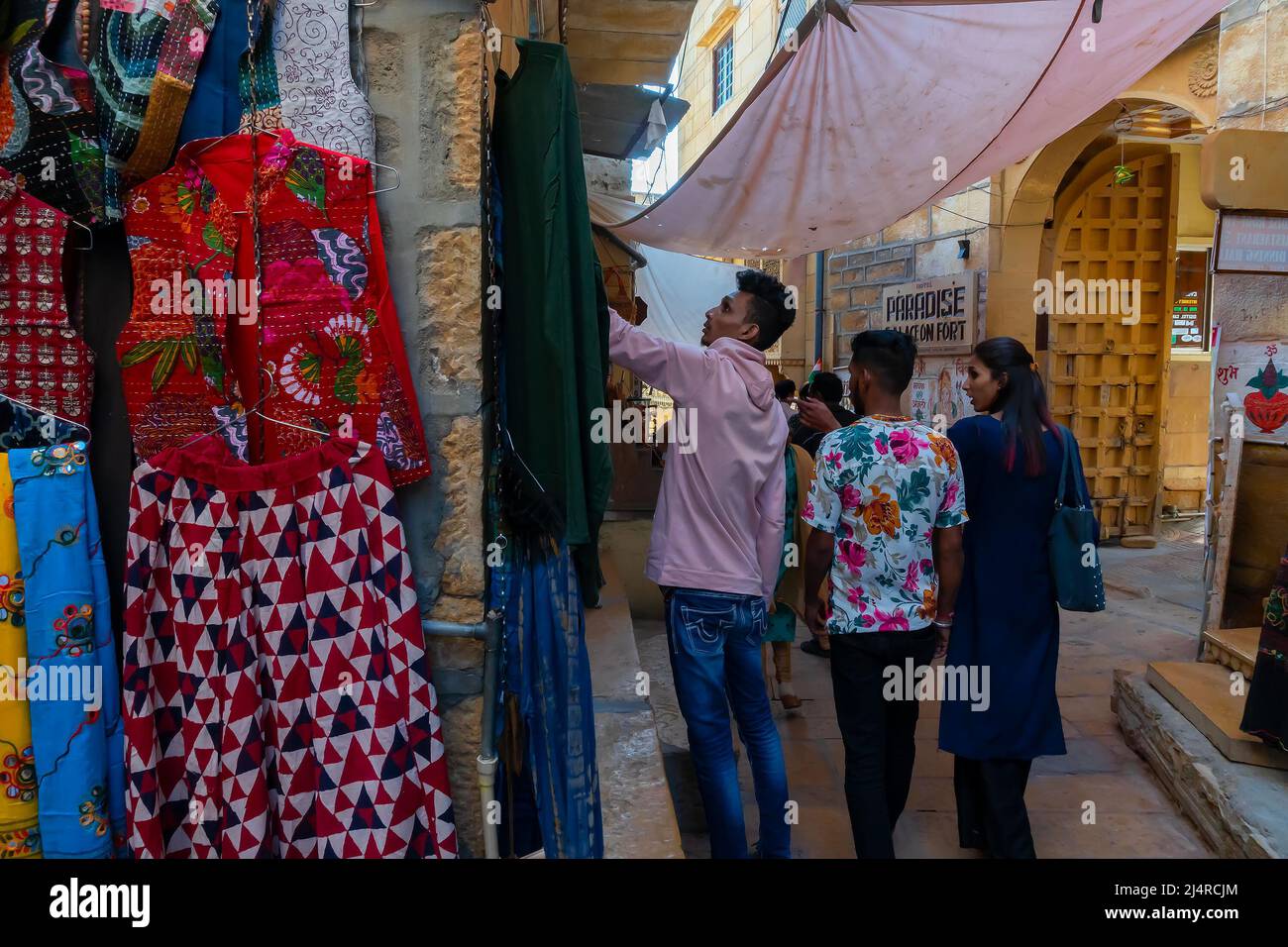 Jaisalmer, Rajasthan, Indien - 13. Oktober 2019 : Bunte Damen Kleidung zum Verkauf an Touristen in Marktplatz innerhalb Jaisalmer Fort angezeigt. Stockfoto
