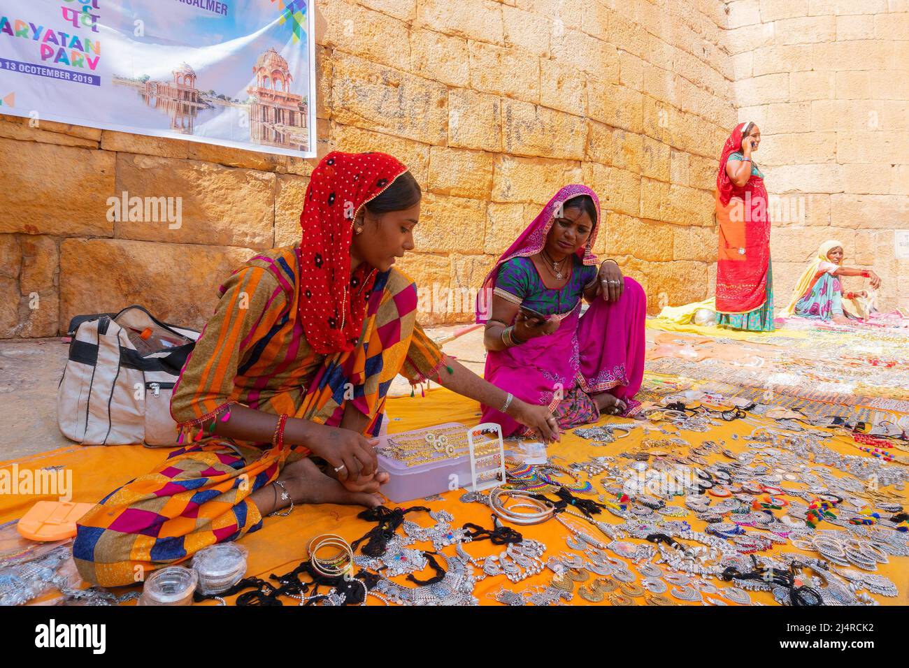 Jaisalmer, Rajasthan, Indien - 13. Oktober 2019 : Rajasthani Frauen Verkauf von Schmuck auf dem Marktplatz in Jaisalmer Fort . Beliebter Touristenmarkt. Stockfoto