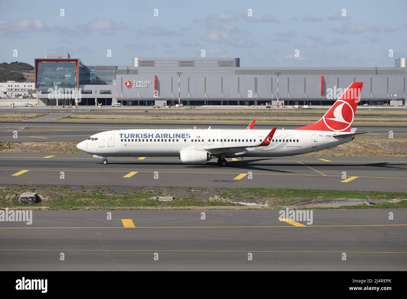 ISTANBUL, TÜRKEI - 05. OKTOBER 2021: Turkish Airlines Boeing 737-9F2ER (CN 40978) landet auf dem Internationalen Flughafen Istanbul. Stockfoto