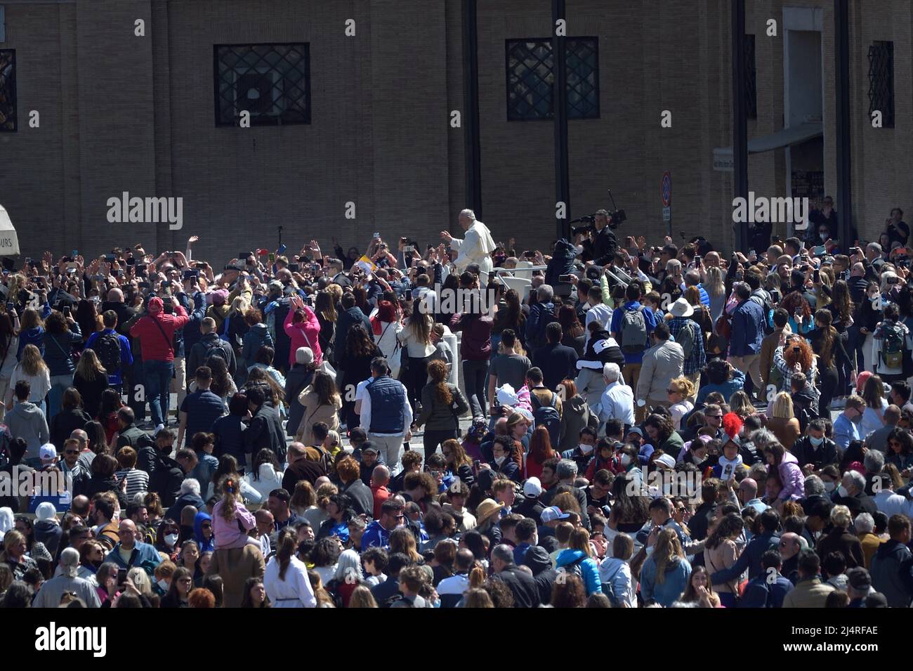 Vatikanstadt, Vatikan. 17. April 2022. Papst Franziskus winkt den Gläubigen am Ende der Ostermesse auf dem Petersplatz am 17. April 2022 im Vatikan. Kredit: dpa/Alamy Live Nachrichten Stockfoto