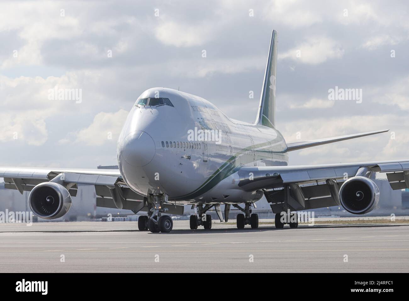 ISTANBUL, TÜRKEI - 05. OKTOBER 2021: Iraqi Airways Boeing 747-446 (CN 27099) landet auf dem Internationalen Flughafen Istanbul. Stockfoto