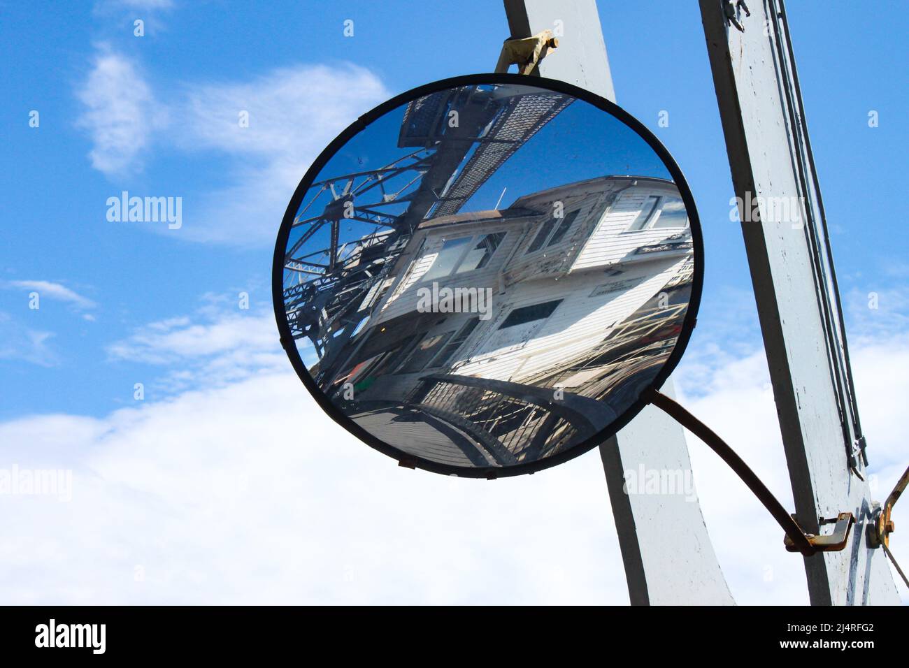 Spiegelung in gebogenem Spiegel auf Zugbrücke in Mystic Conneticut montiert Stockfoto