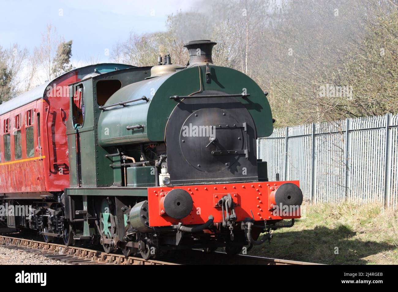 Eine klassische britische Dampfmaschine und ein Zug. Stockfoto
