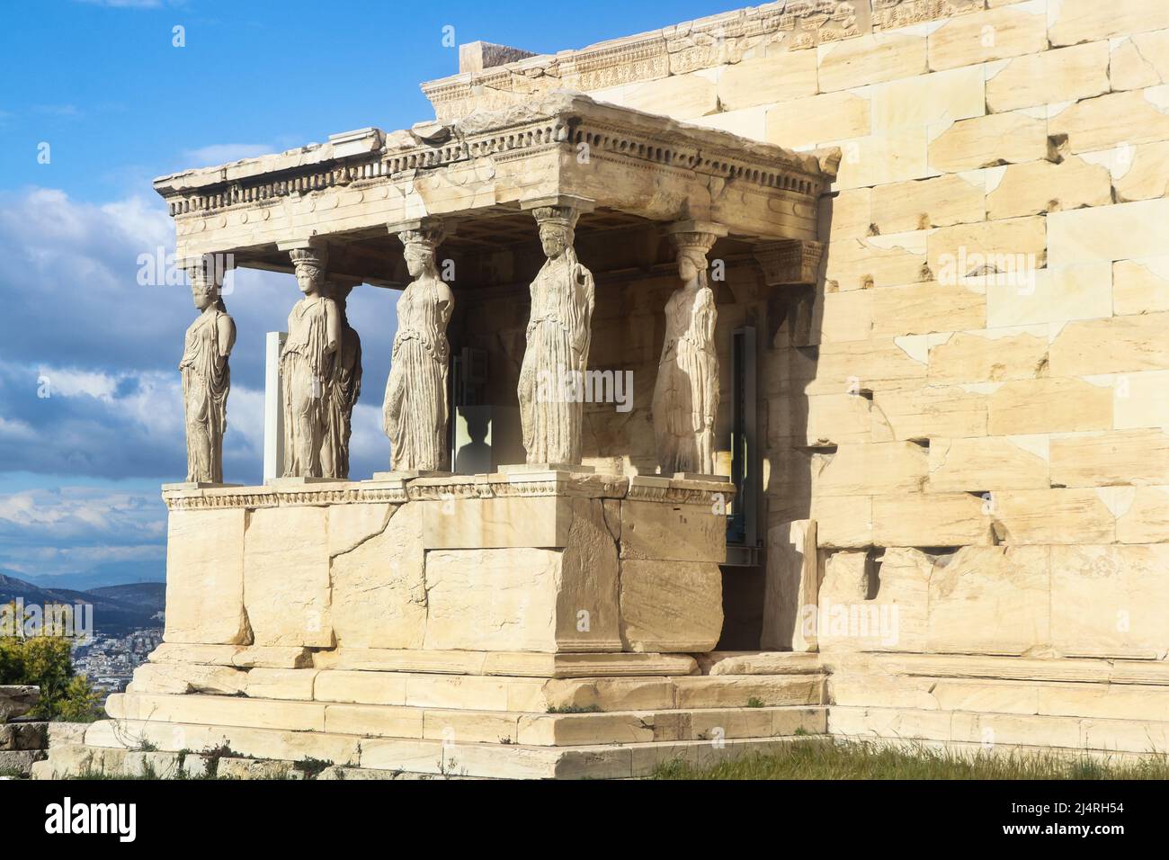 Die Veranda der Karyatiden oder Jungfrauen auf dem alten Erechtheion-Tempel auf der Nordseite der Akropolis wurde Poseidon und Athene gewidmet Stockfoto