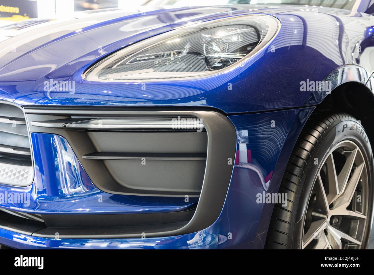 Blau Porsche Macan Auto Vorderansicht links Stockfoto