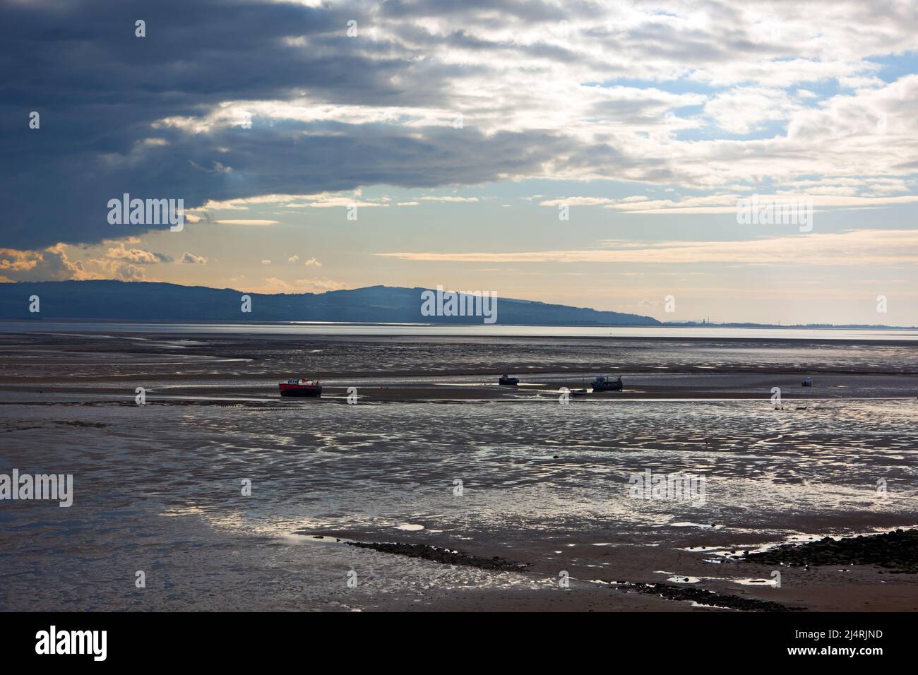 Die Dee-Mündung, die hier bei Sonnenuntergang zu sehen ist, bildet eine Grenze zwischen der Wirral-Halbinsel im Nordwesten Englands und Flintshire im Nordosten von Wales. Stockfoto