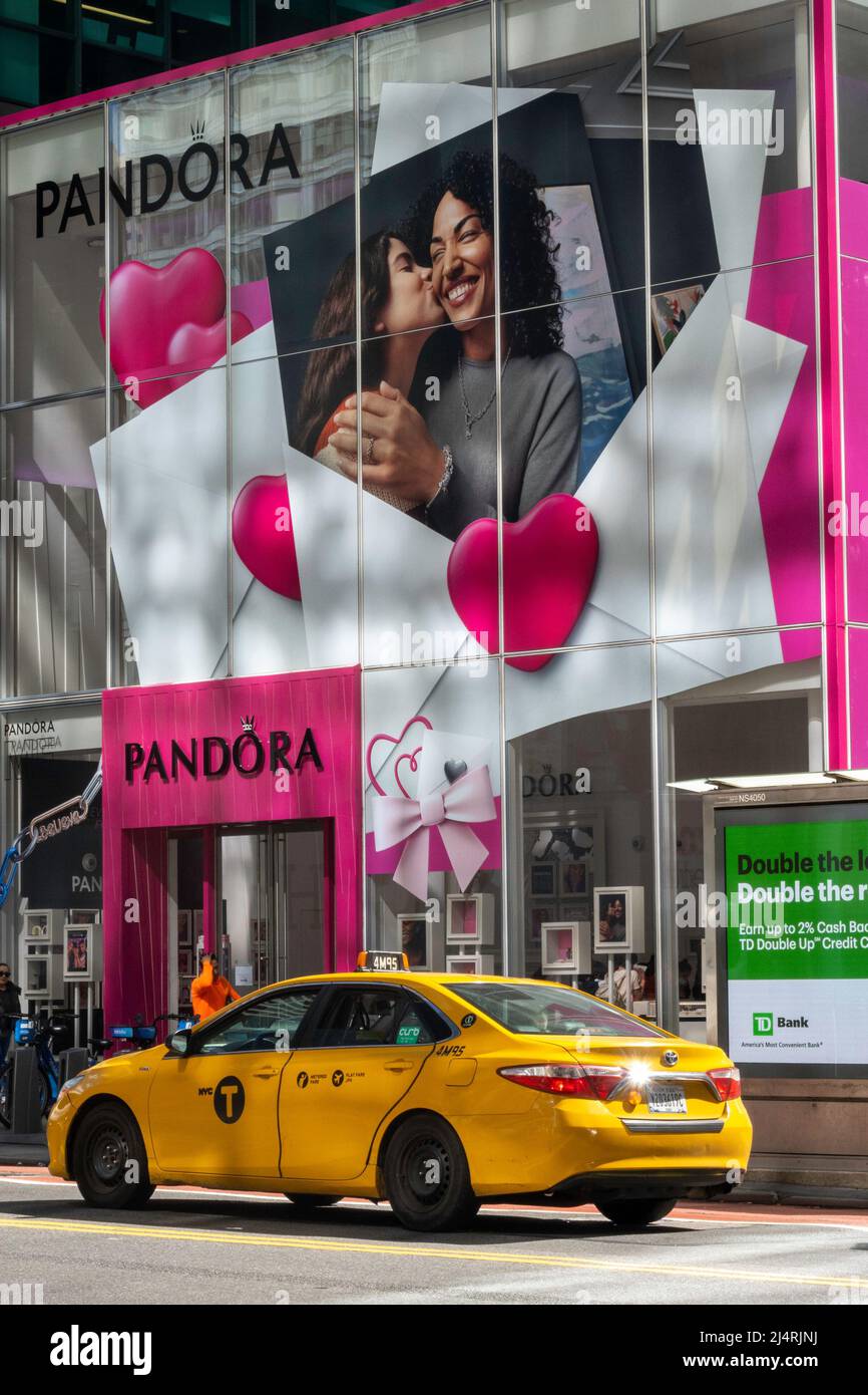 Pandora Jewelry Store in der Nähe des Times Square, NYC, USA, 2022 Stockfoto