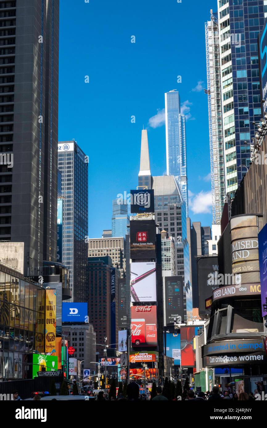 Blick nach Norden auf LED-Anzeigen am Times Square, NYC. USA 2022 Stockfoto